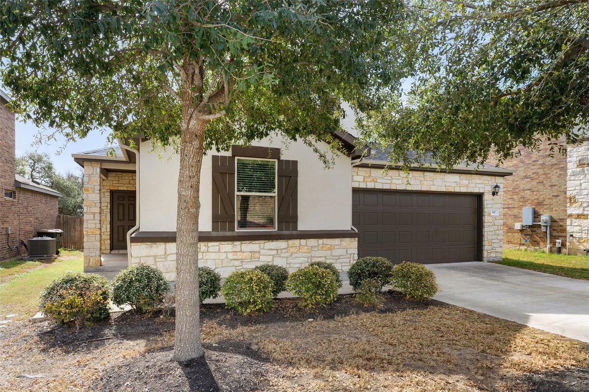 Living area at 147 Mary Max Cir - 4 bed 2 bath home