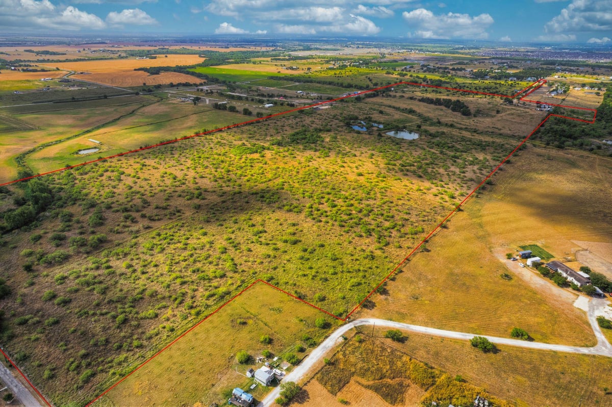 14734 Bois D Arc LN - front exterior - Luxury lot in Lemuel Kimbro League Surv #64, Manor, TX