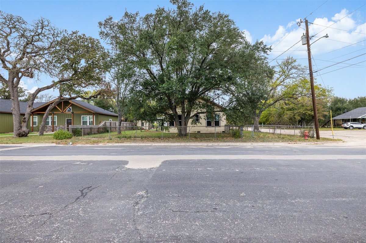 View 148 E Boundary St in Ot Giddings 148 E Boundary St - front exterior - Luxury home in Ot Giddings, Giddings, TX