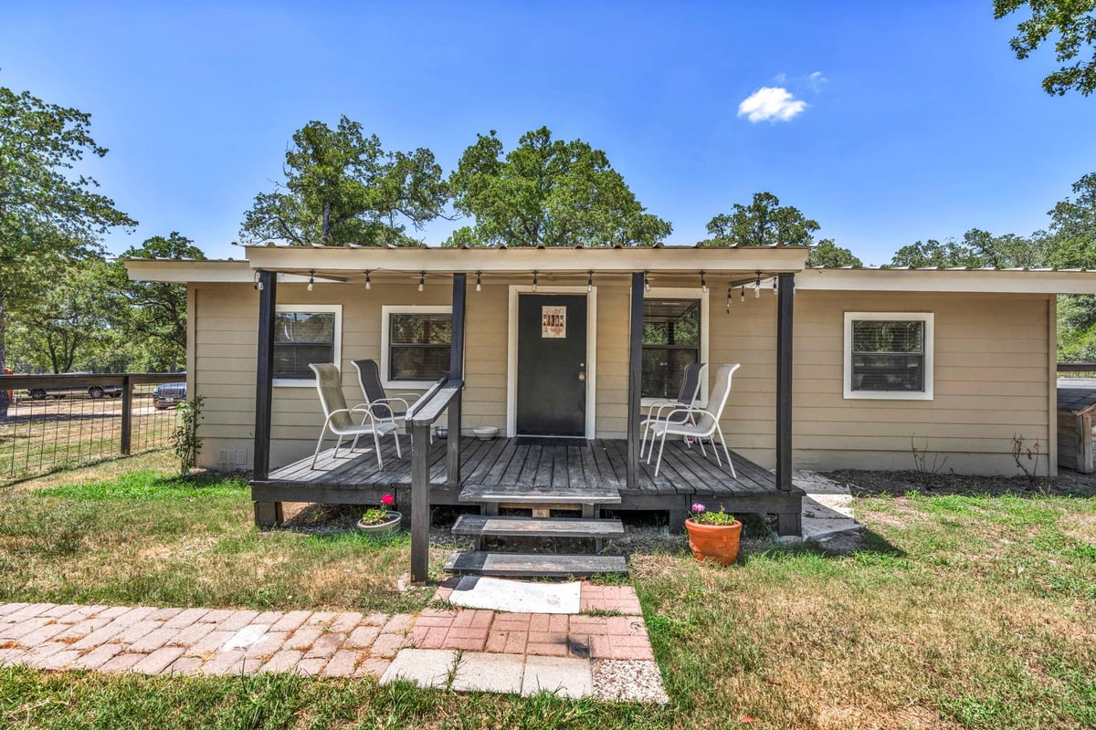 Living area at 148 Milam Ln - 3 bed 2 bath home