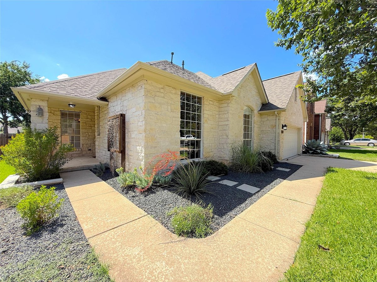 Living area at 14936 Thatcher Dr - 3 bed 2 bath home