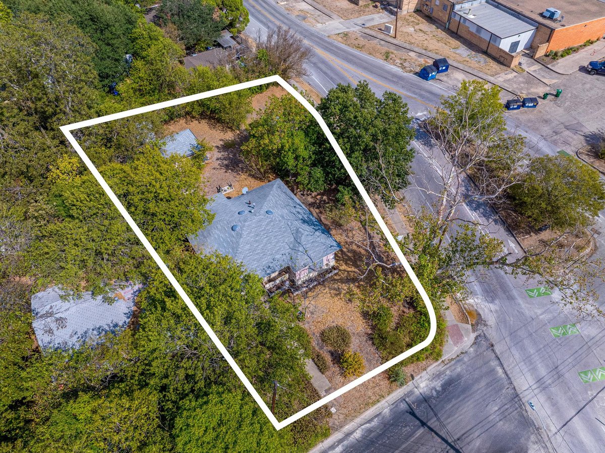 View 1500 W Saint Johns Ave in Crestview 1500 W Saint Johns Ave - property photo 1 - Luxury lot in Crestview, Austin, TX
