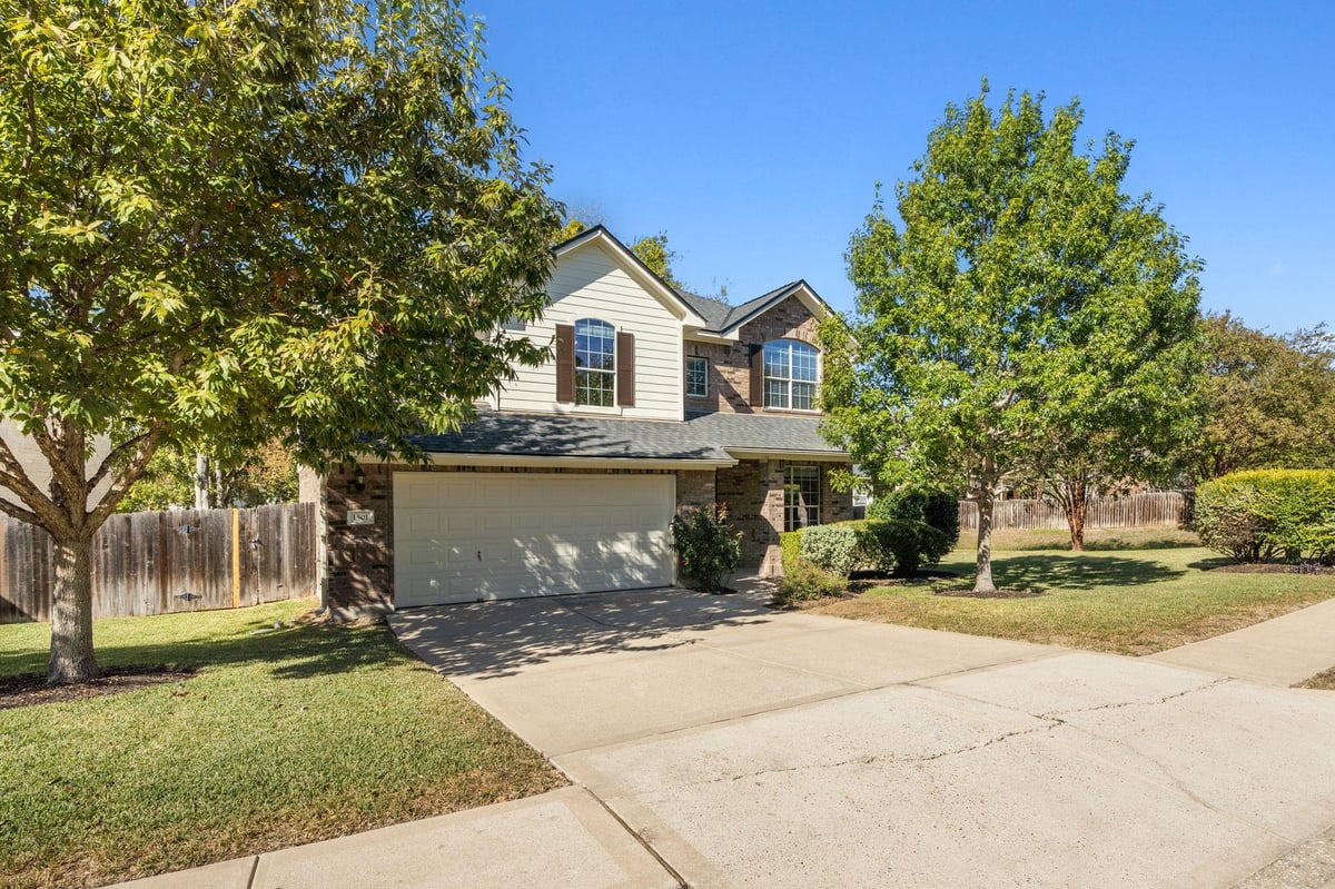 1501 Weatherford DR - front exterior - Luxury home in Harris Ridge Ph 02 Sec 01 Rep, Austin, TX