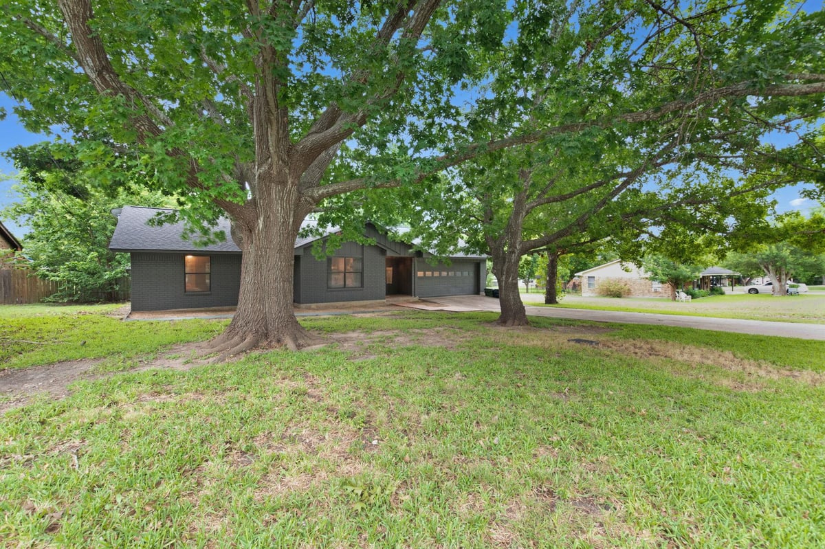 1501 Wofford DR - front exterior - Luxury home in Highland Acres East, Burnet, TX
