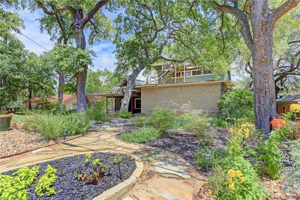View 1502 Hillmont ST in Bluff VIew 1502 Hillmont ST - front exterior - Luxury home in Bluff VIew, Austin, TX