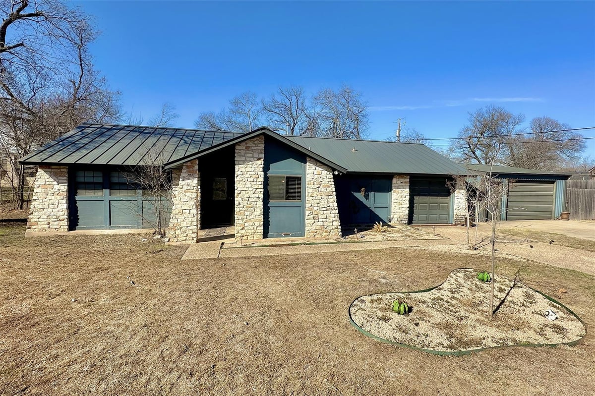 View 1504 Jackson Dr in Shenandoah Sec 01 1504 Jackson Dr - property photo 1 - Luxury home in Shenandoah Sec 01, Cedar Park, TX