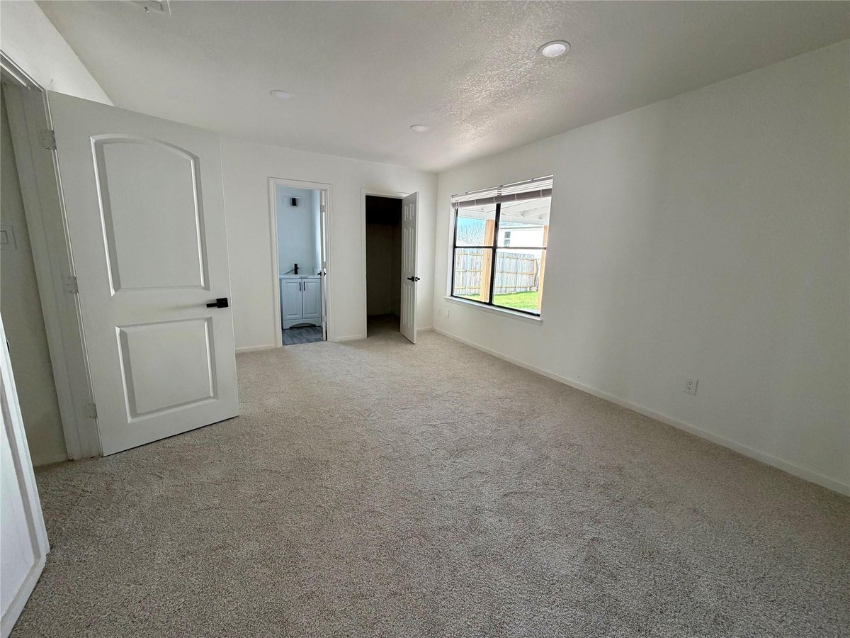 Living area at 1504 Parkview Ln - 4 bed 2 bath home