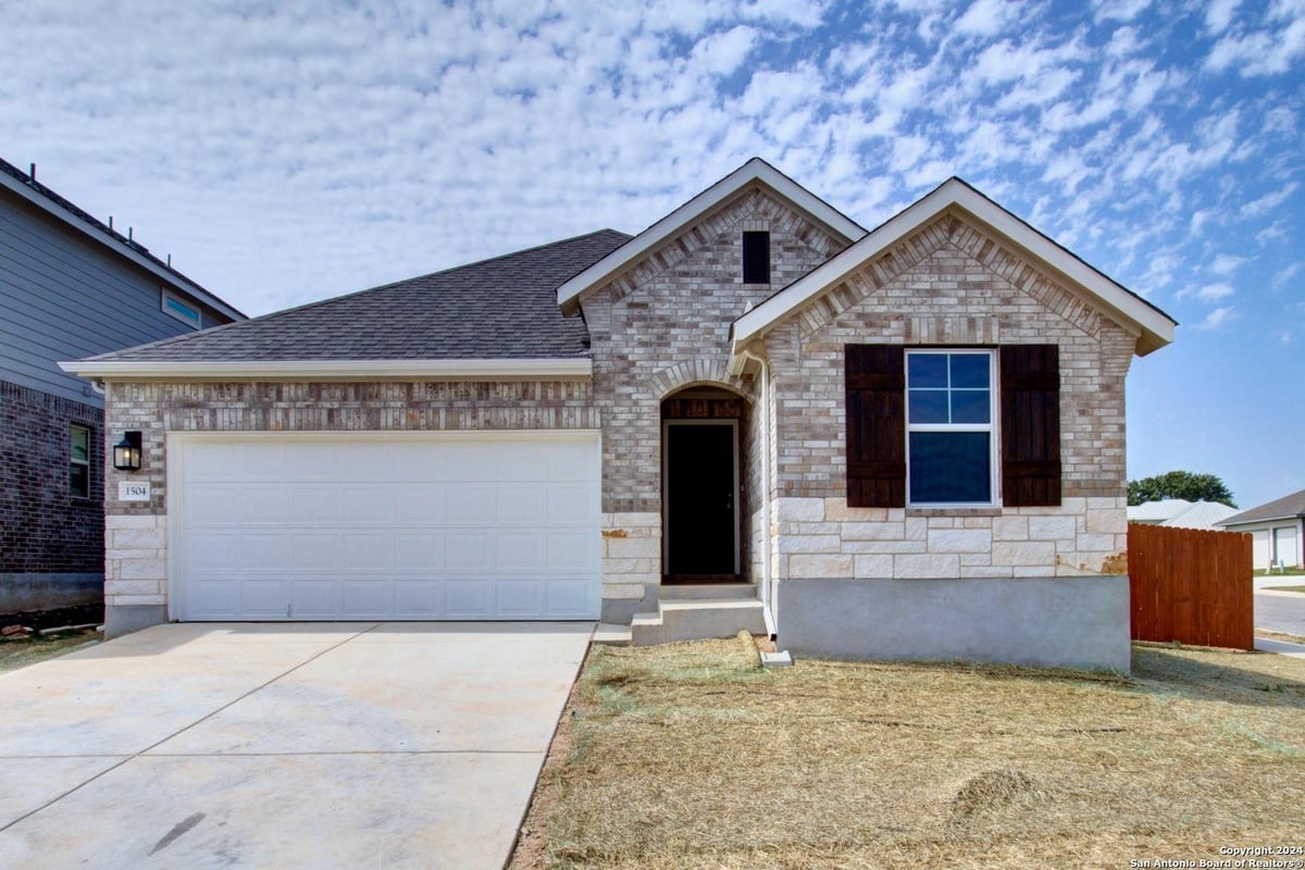 View 1504 Spechts Ranch RD in MEYER RANCH 1504 Spechts Ranch RD - front exterior - Luxury home in MEYER RANCH, New Braunfels, TX