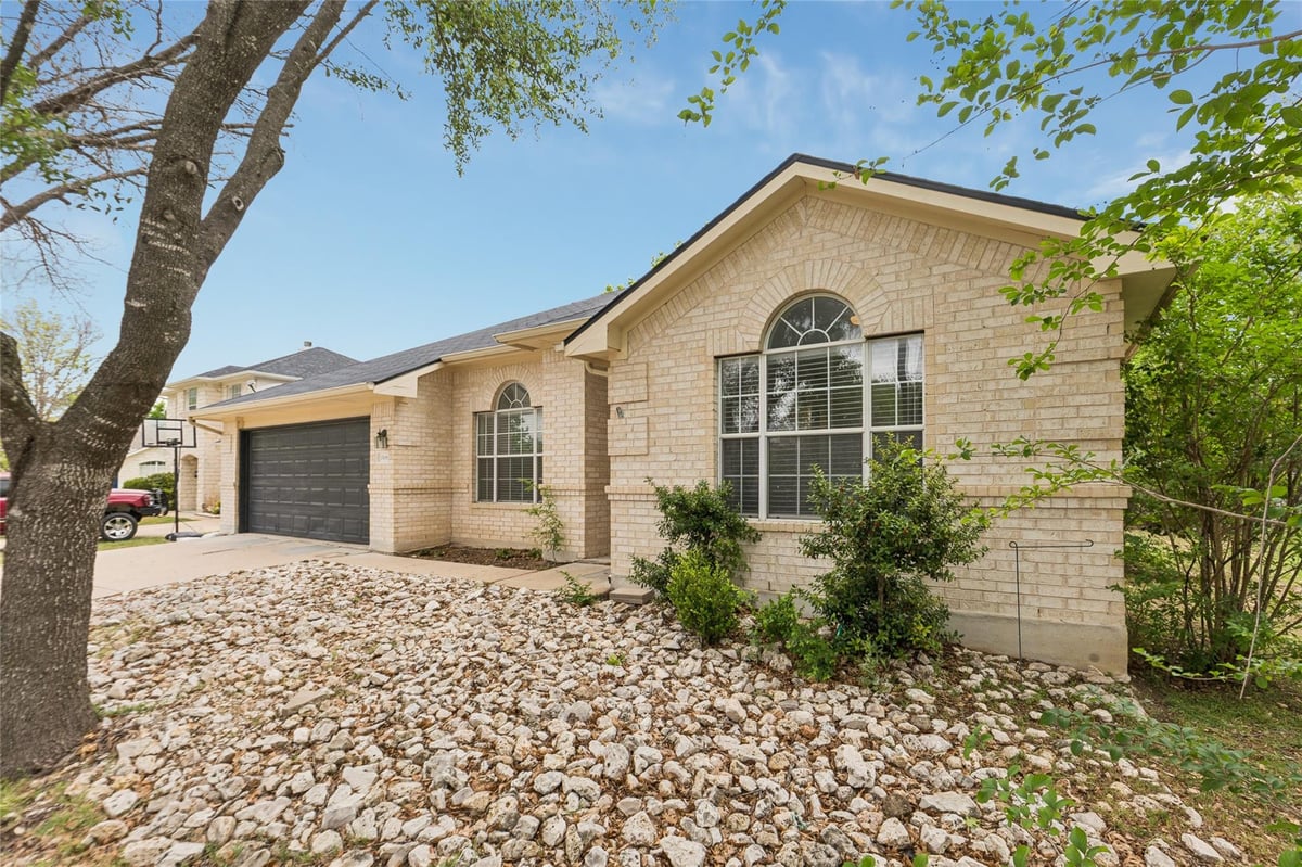 Living area at 1506 Cosmos Way - 3 bed 2 bath home