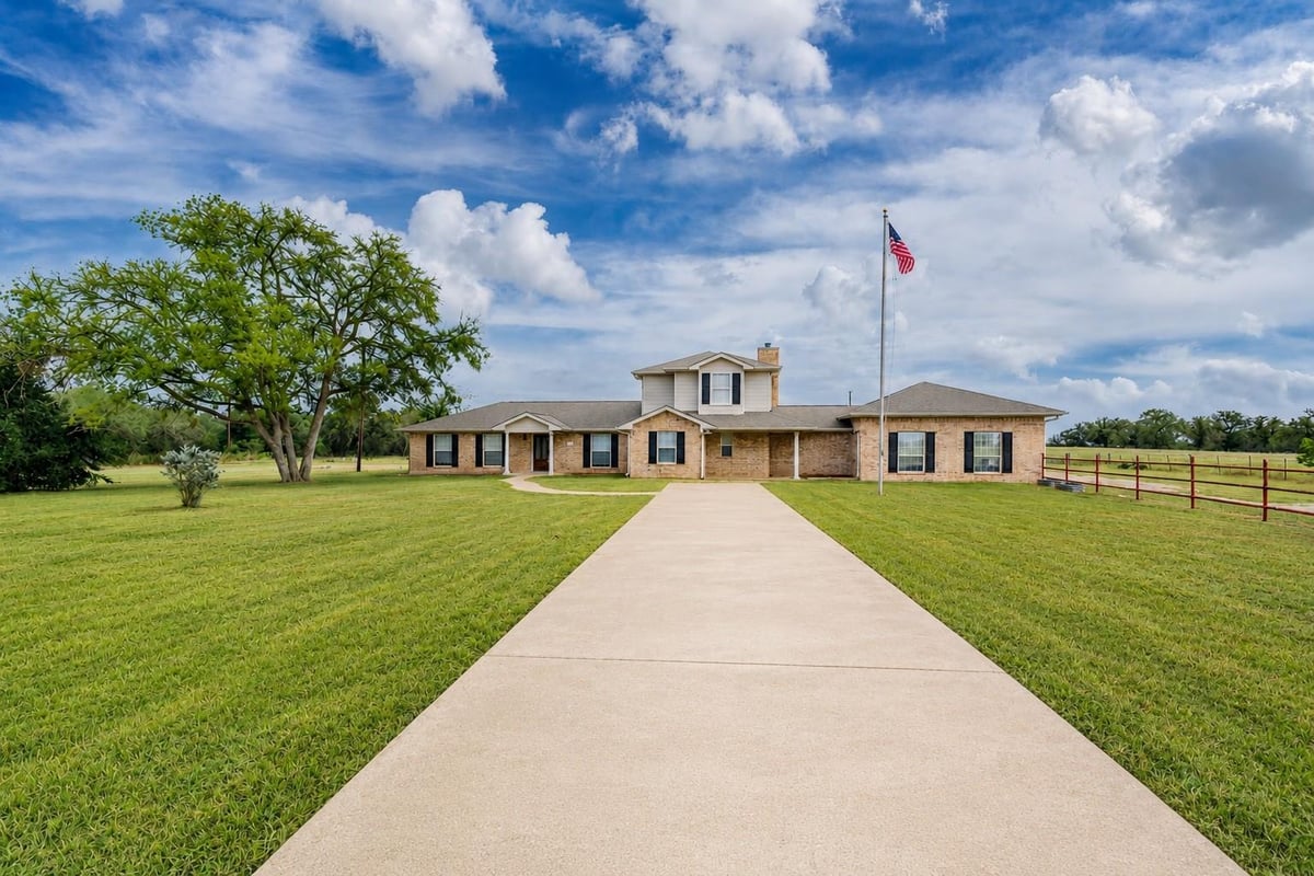 View 1506 Harwood RD in KIRK CORNERS 1506 Harwood RD - property photo 1 - Luxury home in KIRK CORNERS, Luling, TX