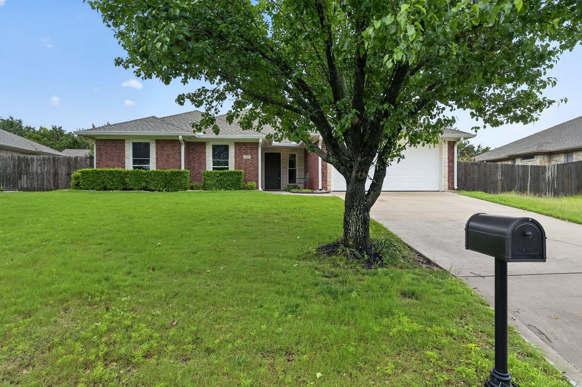 View 1507 E Johnson St in Mallett Add 1507 E Johnson St - front exterior - Luxury home in Mallett Add, Burnet, TX