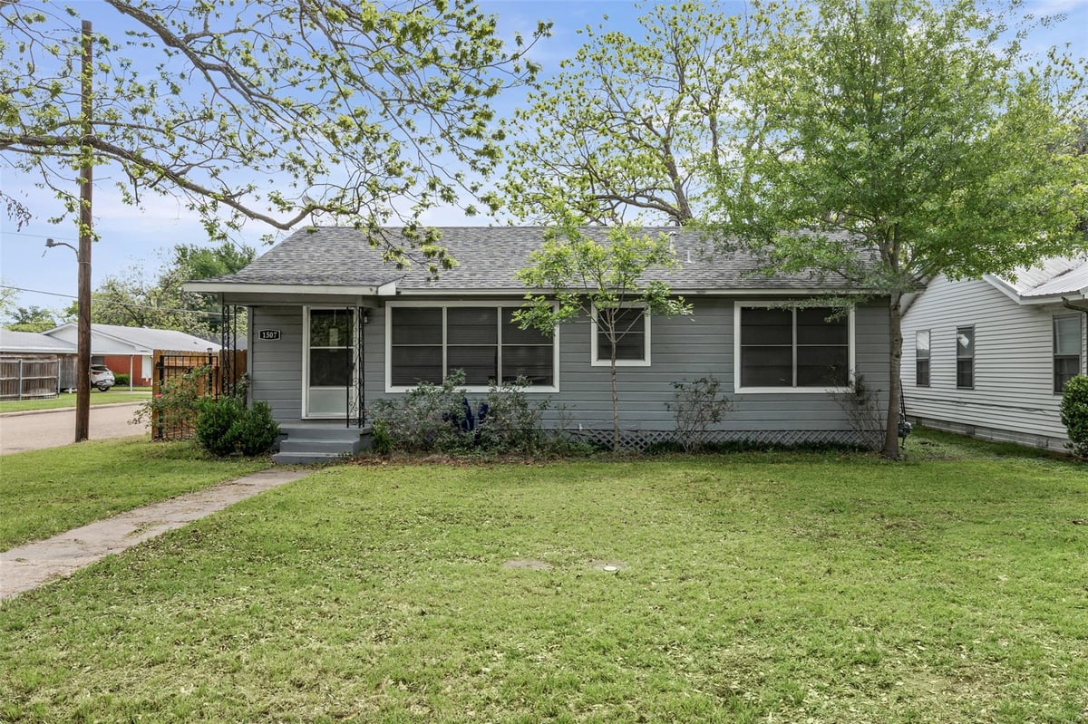 View 1507 N Cleveland Ave in A N Green 1507 N Cleveland Ave - front exterior - Luxury home in A N Green, Cameron, TX
