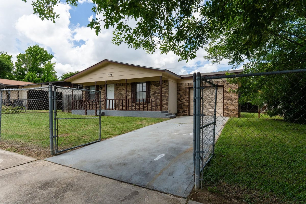 View 1509 Anna Lee DR in MORRIS SUBDIVISION PHASE ONE 1509 Anna Lee DR - front exterior - Luxury home in MORRIS SUBDIVISION PHASE ONE, Killeen, TX