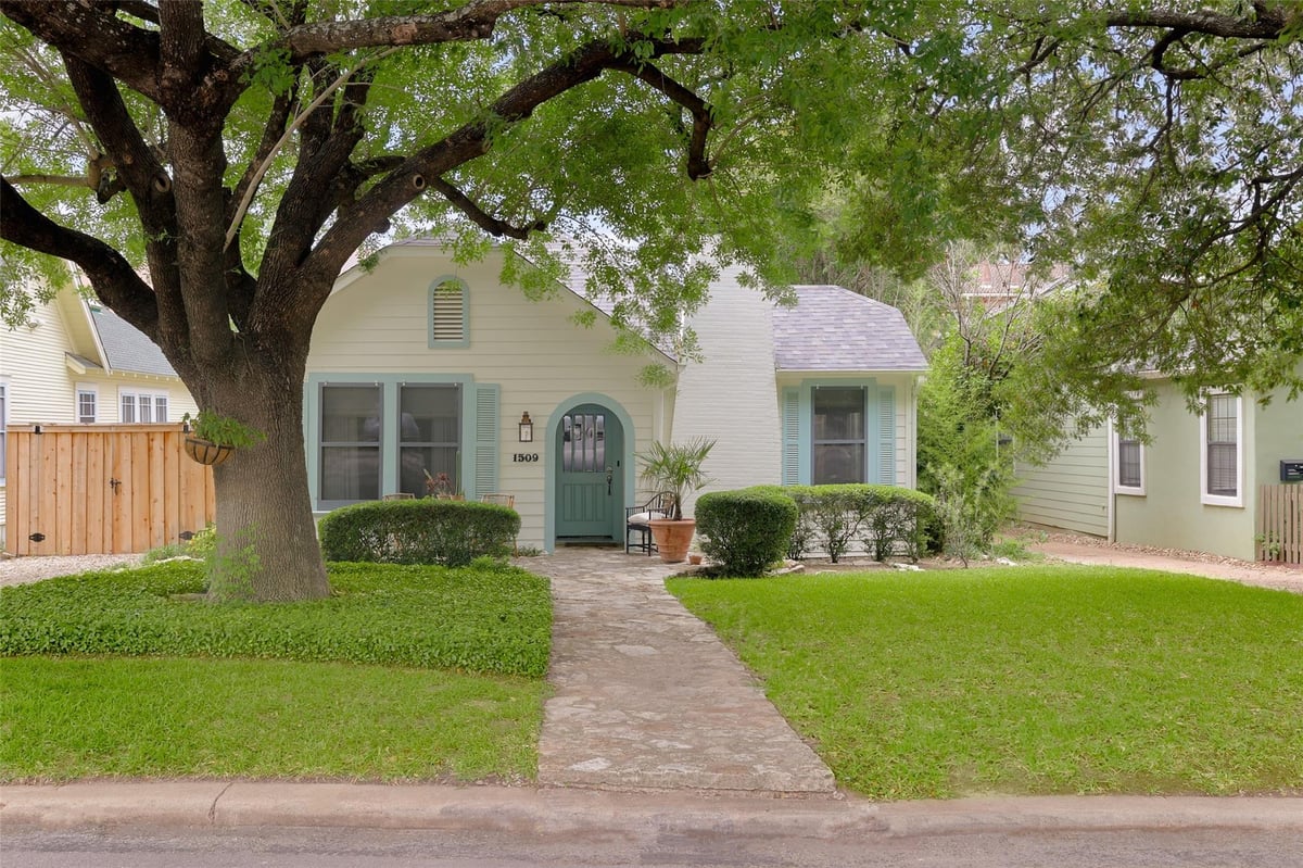 1509 Palma Plz - front exterior - Luxury home in Enfield B, Austin, TX