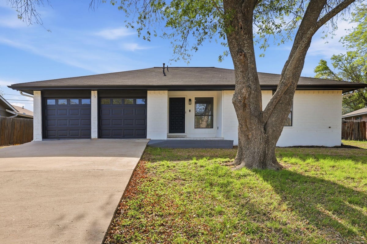 View 1509 Parkview Ln in Mockingbird Hills 1509 Parkview Ln - property photo 1 - Luxury home in Mockingbird Hills, San Marcos, TX