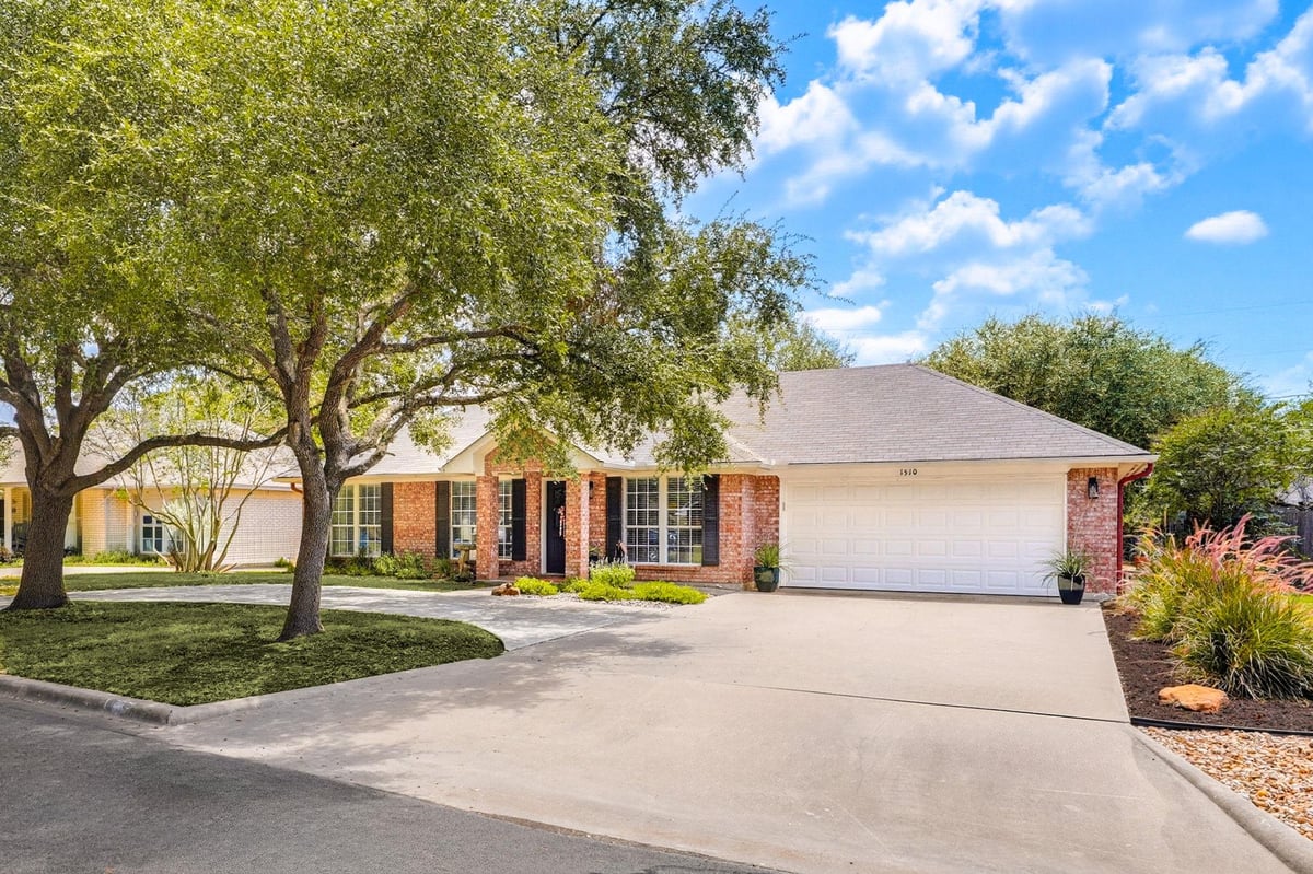 View 1510 Shadow WALK in Sunrise Terrace 1510 Shadow WALK - property photo 1 - Luxury home in Sunrise Terrace, Lockhart, TX
