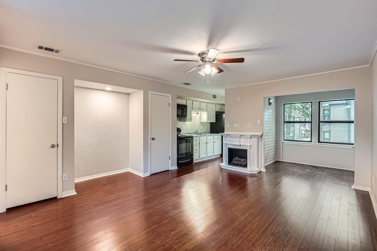 View 1510 W North Loop Blvd Unit #1024 in Paddock Condo Amd 1510 W North Loop Blvd Unit #1024 - front exterior - Luxury home in Paddock Condo Amd, Austin, TX