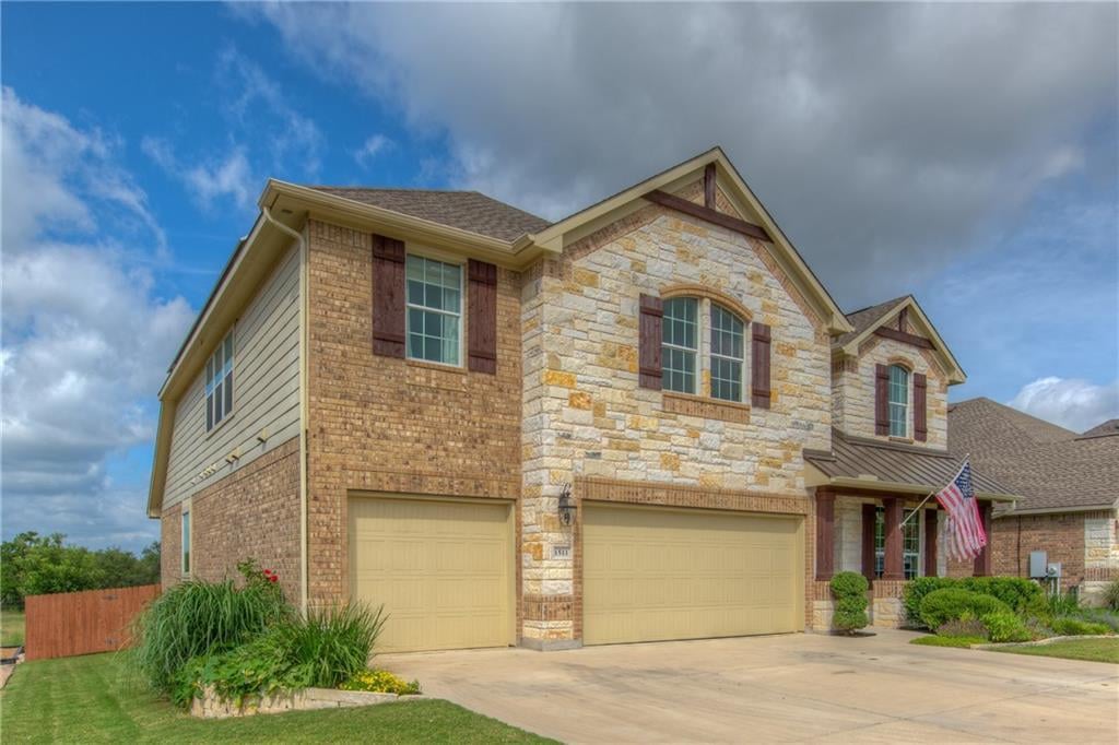 Living area at 1511 Rimstone Dr - 5 bed 3 bath home
