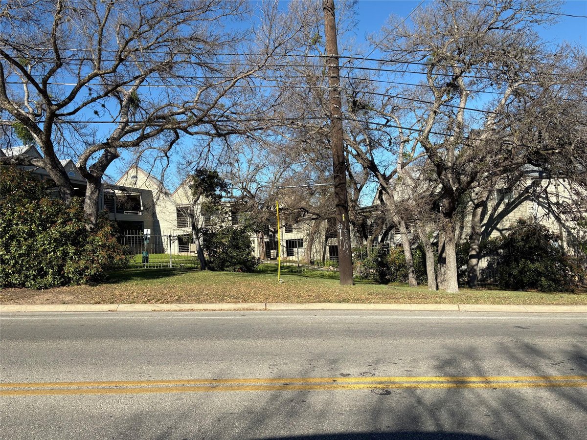Primary bedroom at 1514 Parker Ln Unit #111 - 1 bed 1 bath home