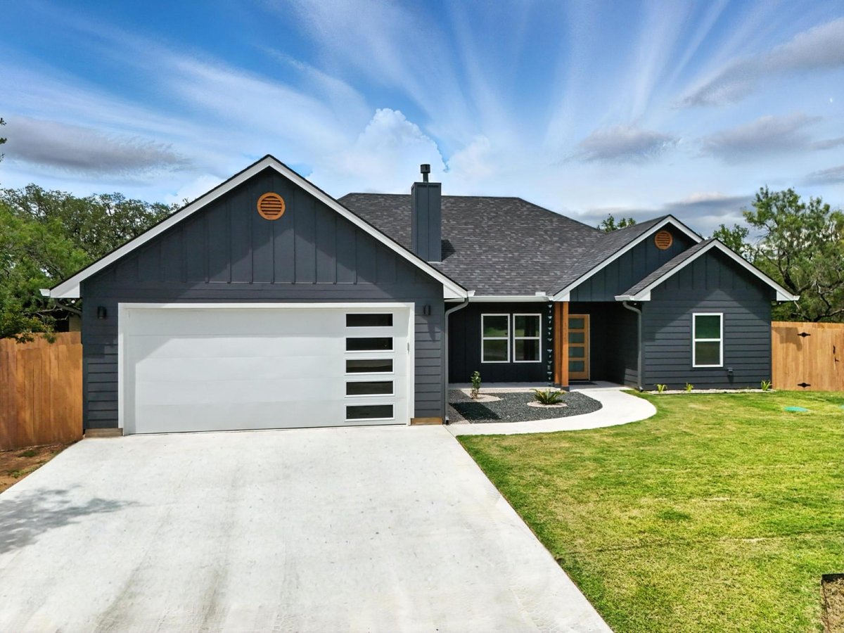 View 1515 Green Valley LN in Sherwood Shores III 1515 Green Valley LN - property photo 1 - Luxury home in Sherwood Shores III, Granite Shoals, TX
