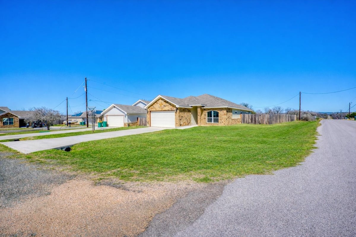 View 1516 Stonecrest Dr in Hillcrest 1516 Stonecrest Dr - front exterior - Luxury home in Hillcrest, Granite Shoals, TX