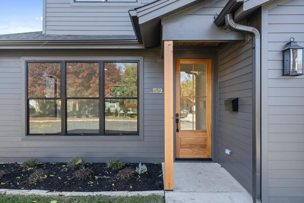 Primary bedroom at 1519 Villanova Dr - 2 bed 2 bath home