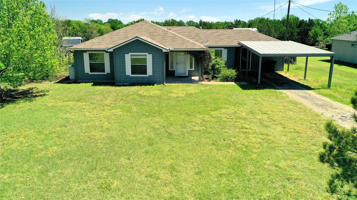 Living area at 152 Round Up Dr - 3 bed 2 bath home
