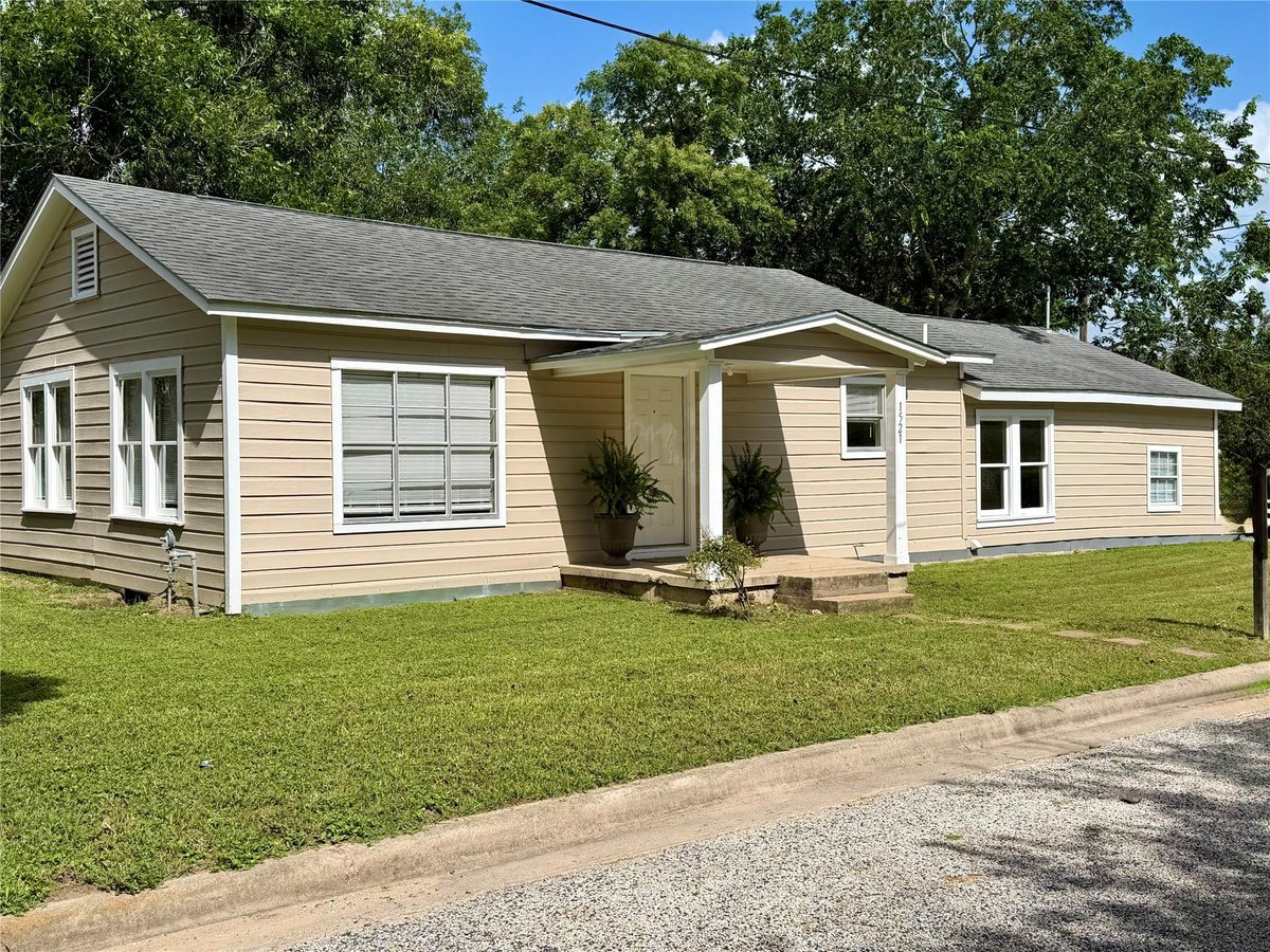 View 1521 N Hamilton ST in Town/Gonzales 1521 N Hamilton ST - front exterior - Luxury home in Town/Gonzales, Gonzales, TX