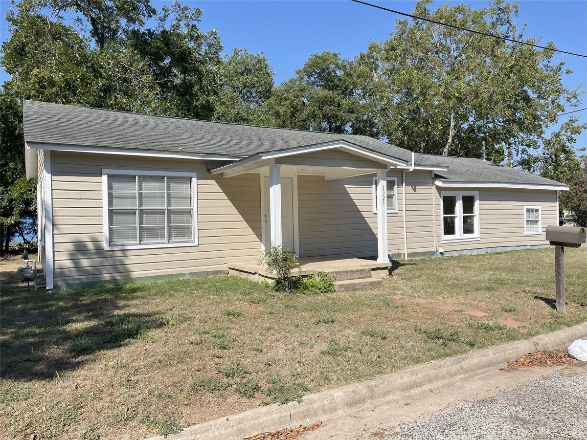 View 1521 N Hamilton St in Town/Gonzales 1521 N Hamilton St - front exterior - Luxury home in Town/Gonzales, Gonzales, TX