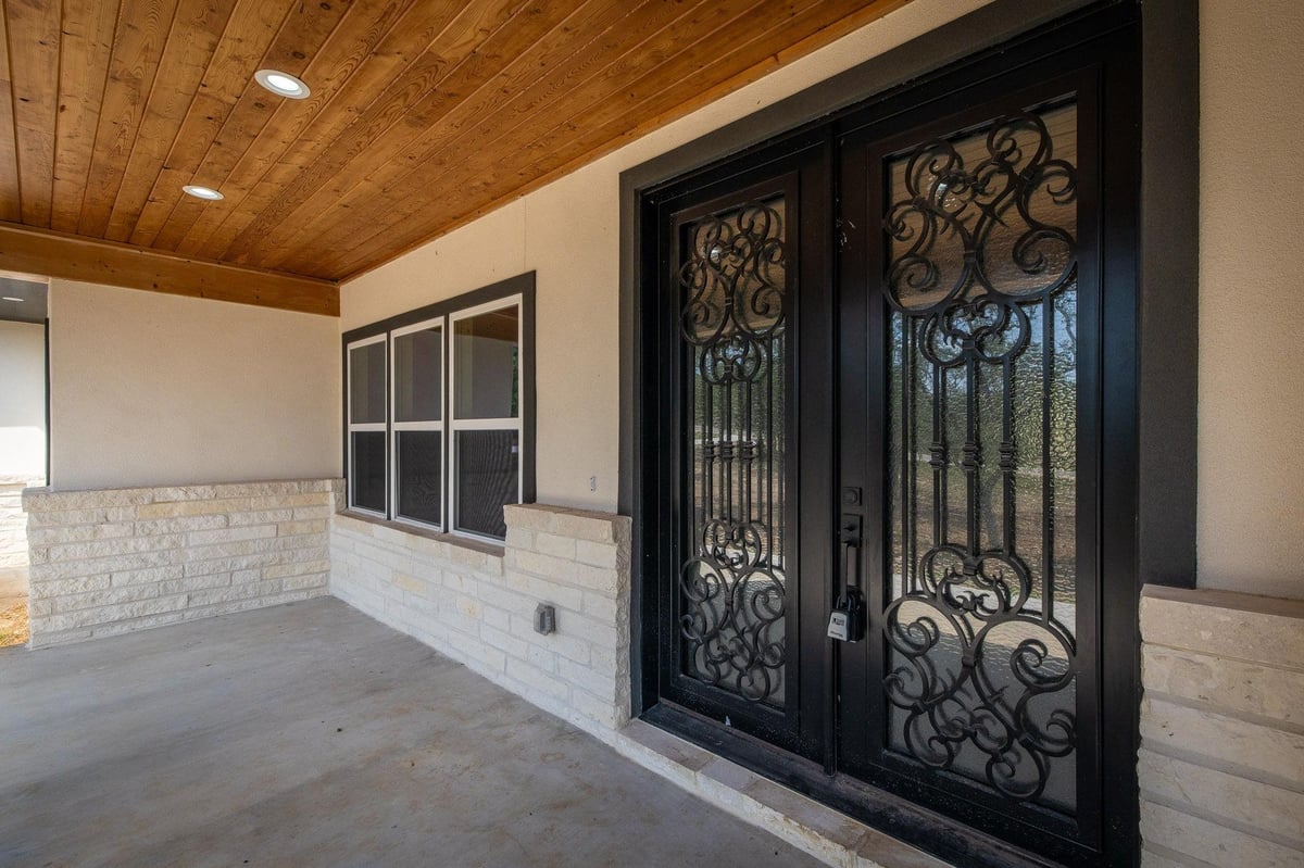 Living area at 1522 Shady Holw - 4 bed 3 bath home