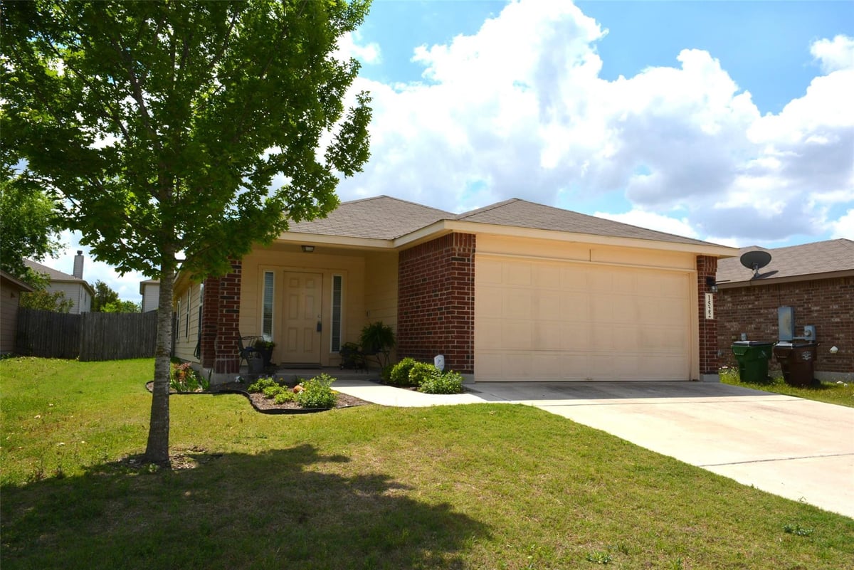 View 1522 Wedgewood Cv in Windridge Add 1522 Wedgewood Cv - front exterior - Luxury home in Windridge Add, Lockhart, TX
