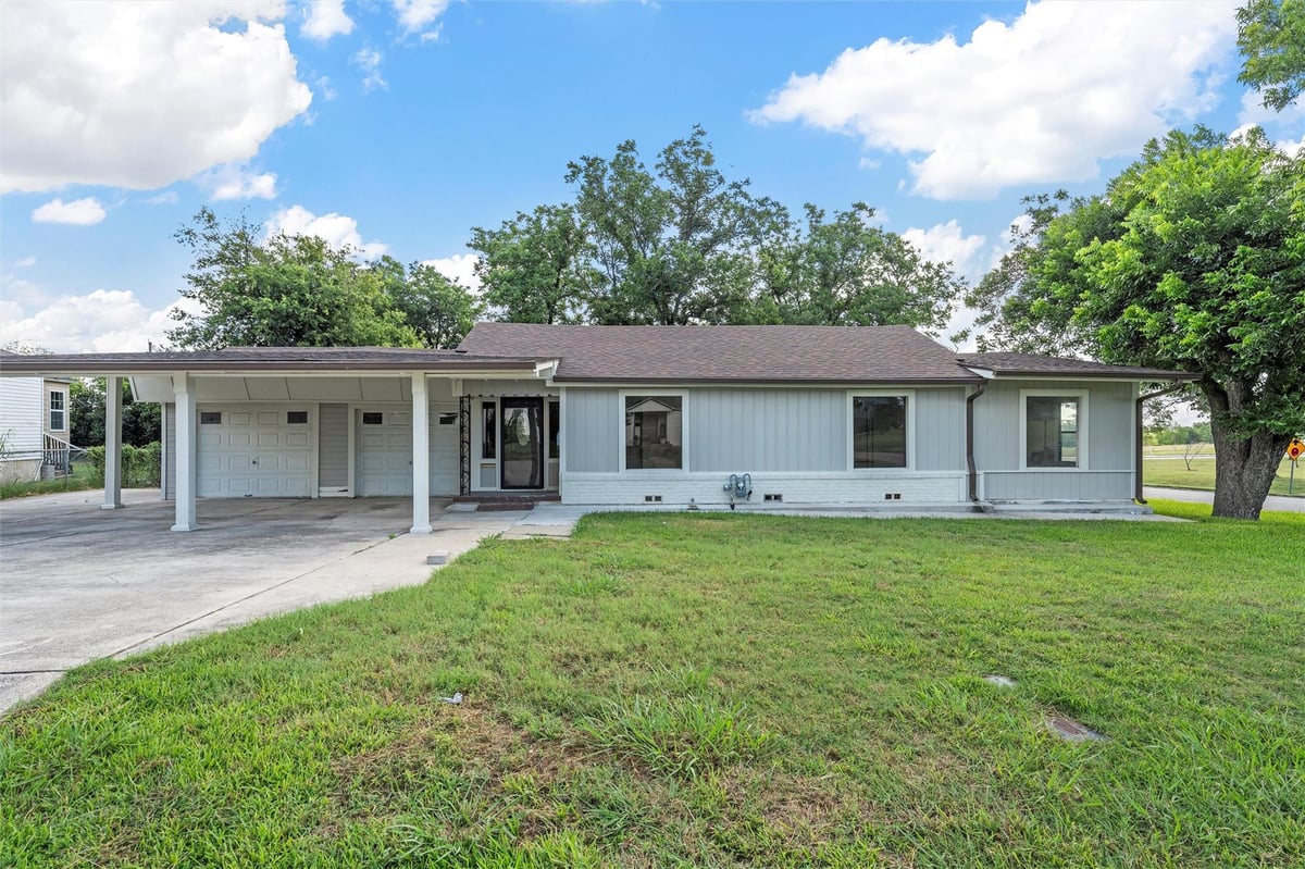 View 1524 E Avenue B in Hospital Heights 1524 E Avenue B - front exterior - Luxury home in Hospital Heights, Temple, TX