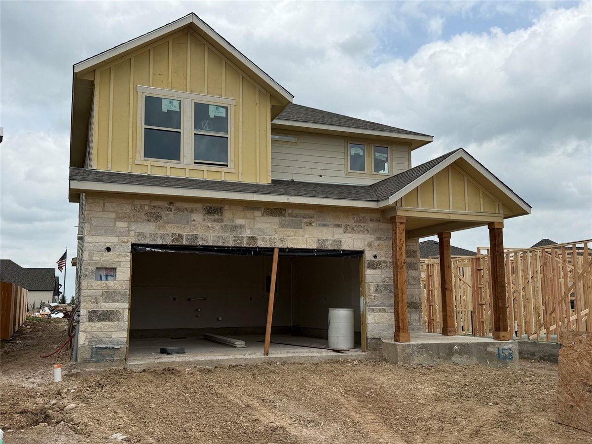 Living area at 153 Clover Bnd - 4 bed 3 bath home