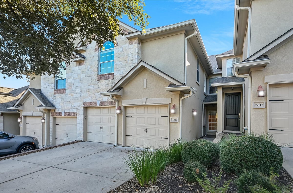 View 15315 Glen Heather Dr #905 in Vistas At Lakeway Condo 15315 Glen Heather Dr #905 - property photo 1 - Luxury home in Vistas At Lakeway Condo, Lakeway, TX