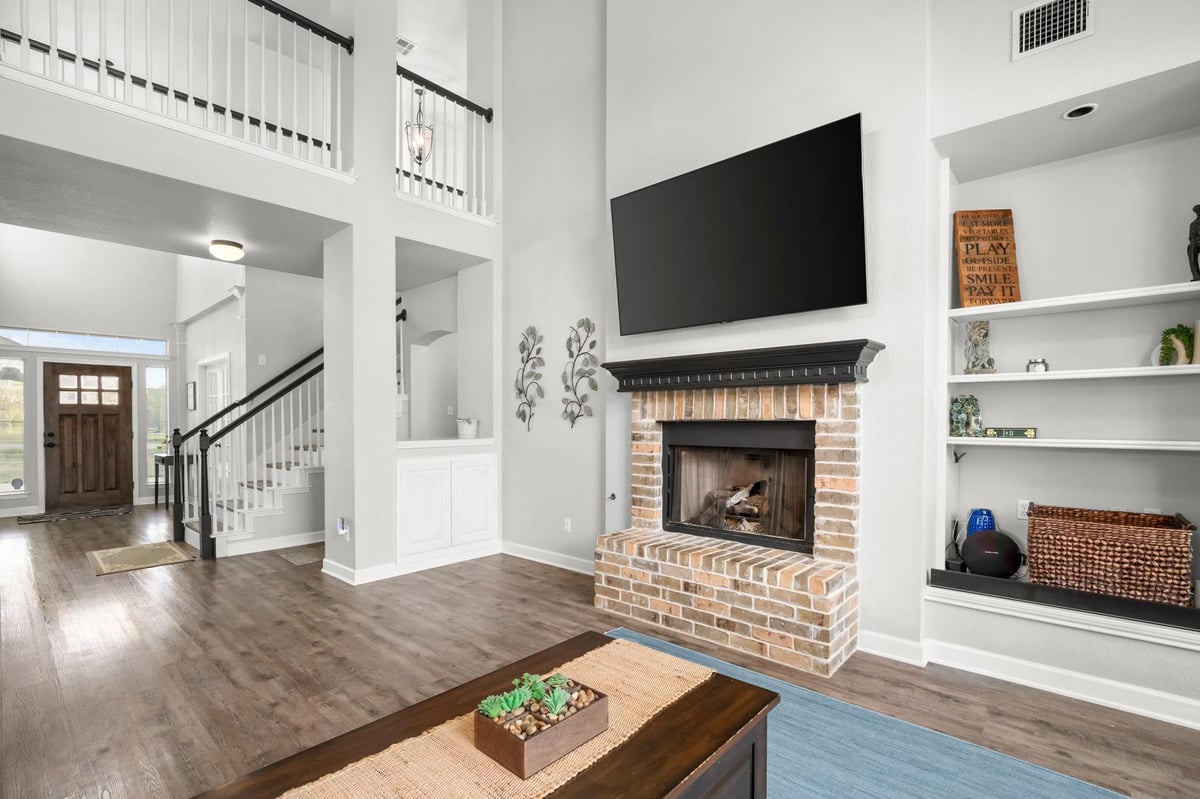 Living area at 154 Old Settlers Dr - 4 bed 3 bath home