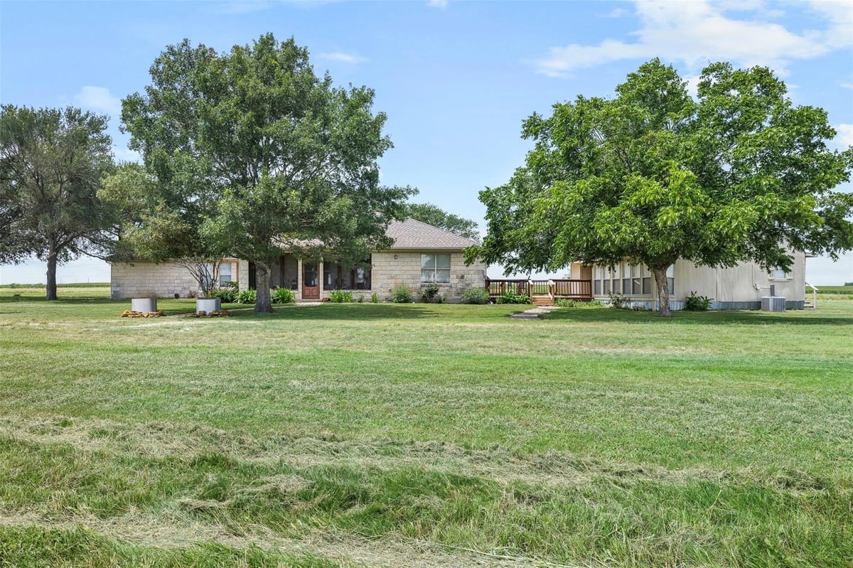 View 1542 County Road 451 in X0063301 - THRALL ISD NON-CITY 1542 County Road 451 - front exterior - Luxury home in X0063301 - THRALL ISD NON-CITY, Coupland, TX