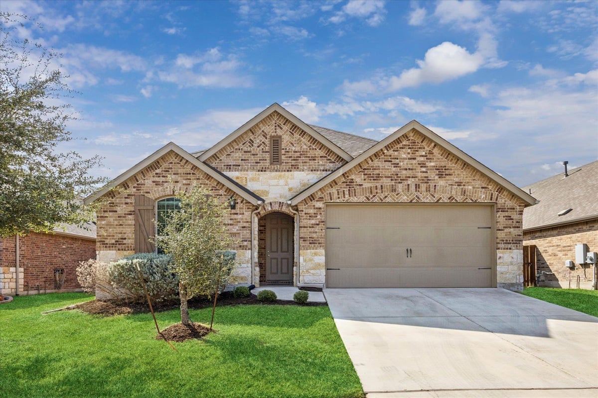 View 155 Tailwind Dr in Crosswinds Ph One 155 Tailwind Dr - property photo 1 - Luxury home in Crosswinds Ph One, Kyle, TX