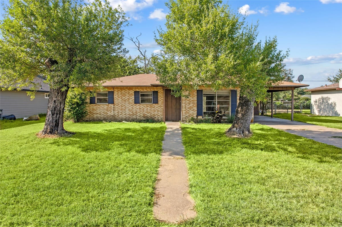 View 160 Gaeke St in N/A 160 Gaeke St - front exterior - Luxury home in N/A, Giddings, TX