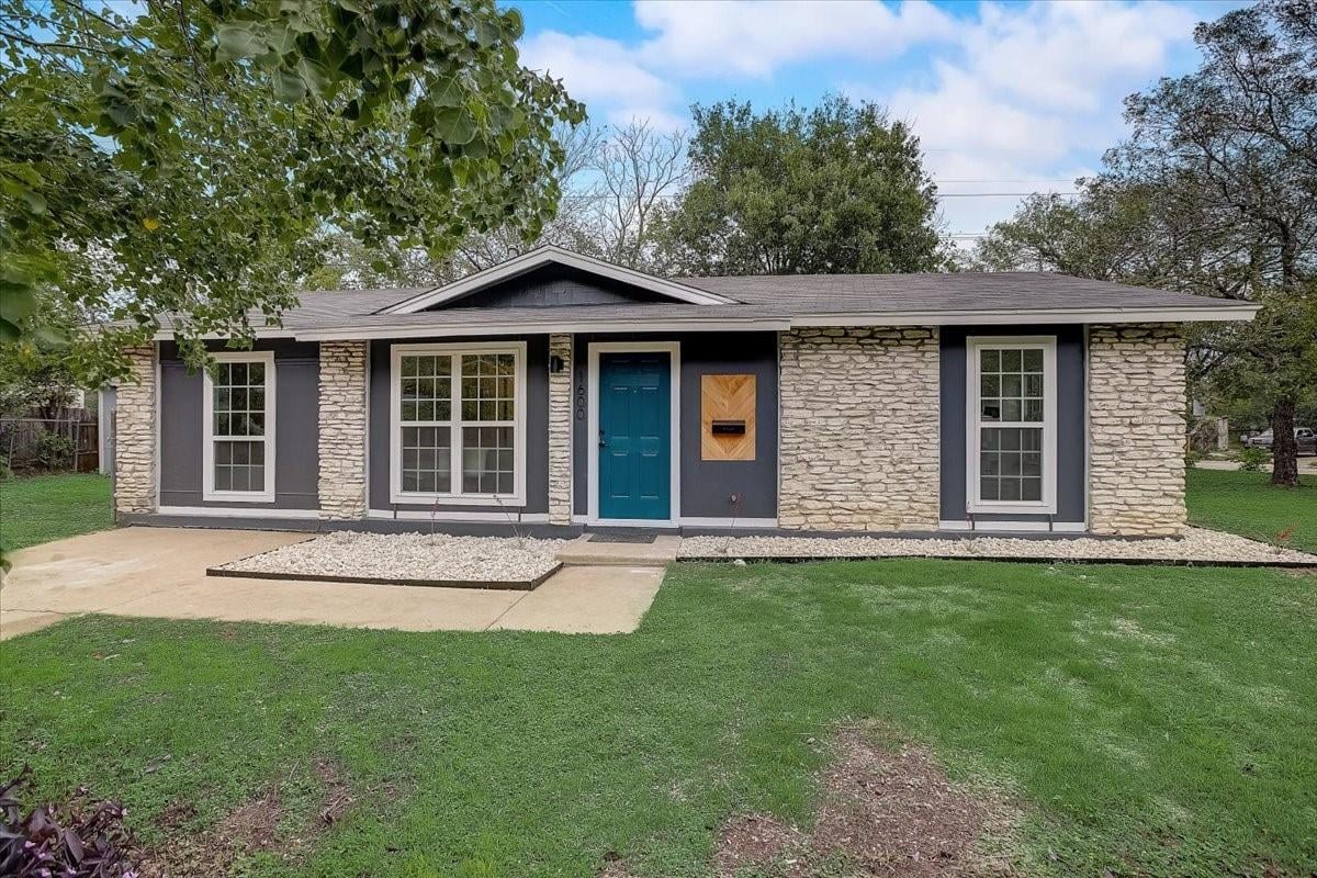 View 1600 Fair Oaks Dr in Deer Park Sec 01 1600 Fair Oaks Dr - front exterior - Luxury home in Deer Park Sec 01, Austin, TX