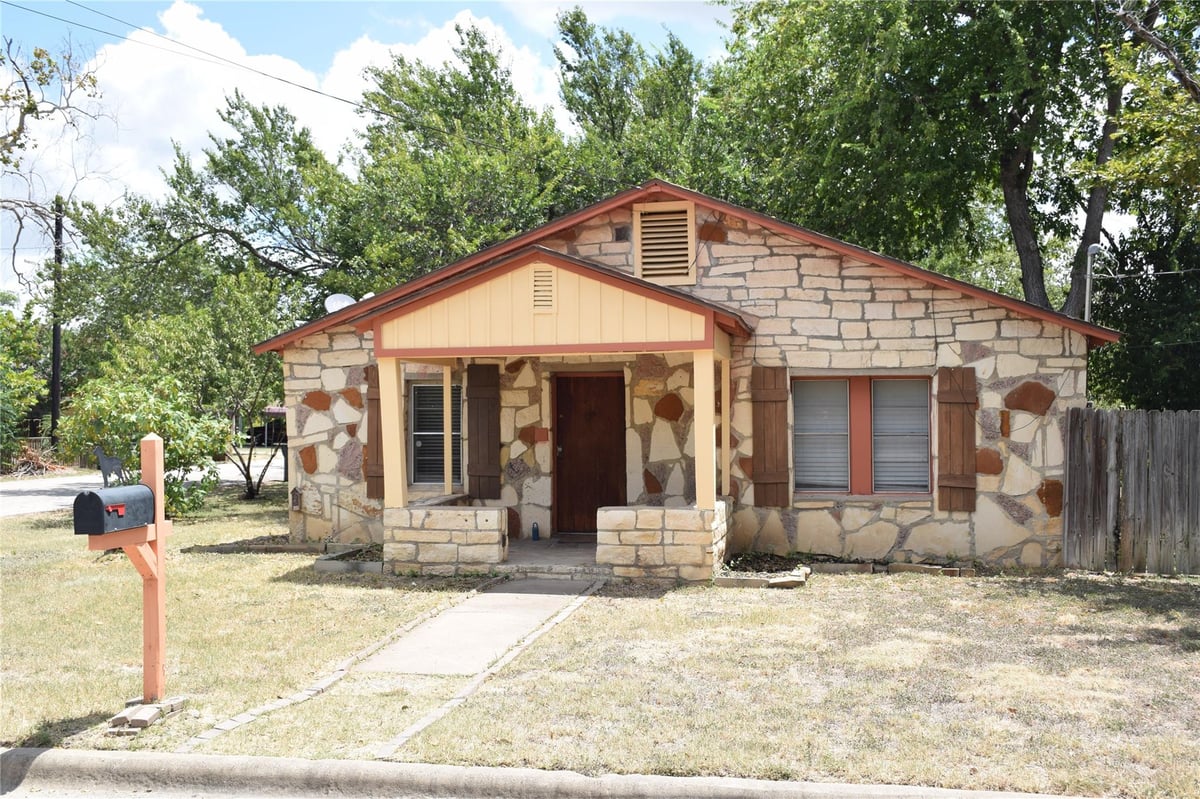 1601 S Pine ST - property photo 1 - Luxury home in Snyder Add, Georgetown, TX
