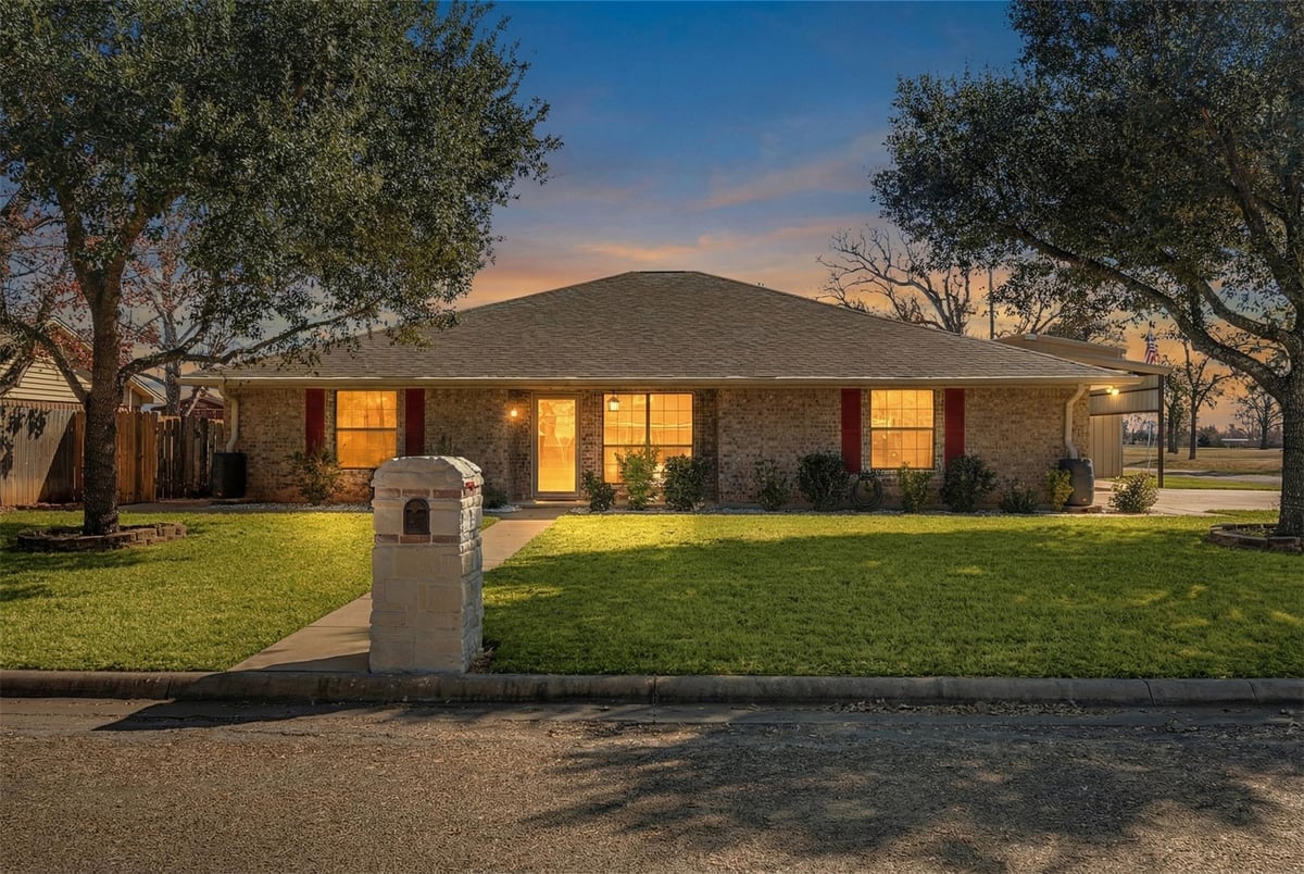 View 1601 Sunset Cir in M G M 1601 Sunset Cir - front exterior - Luxury home in M G M, Cameron, TX