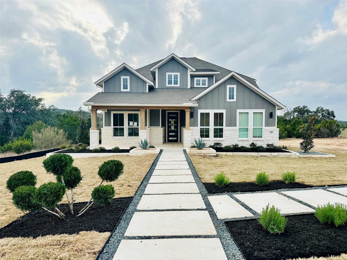 Living area at 1603 Headwaters Blvd - 4 bed 3 bath home