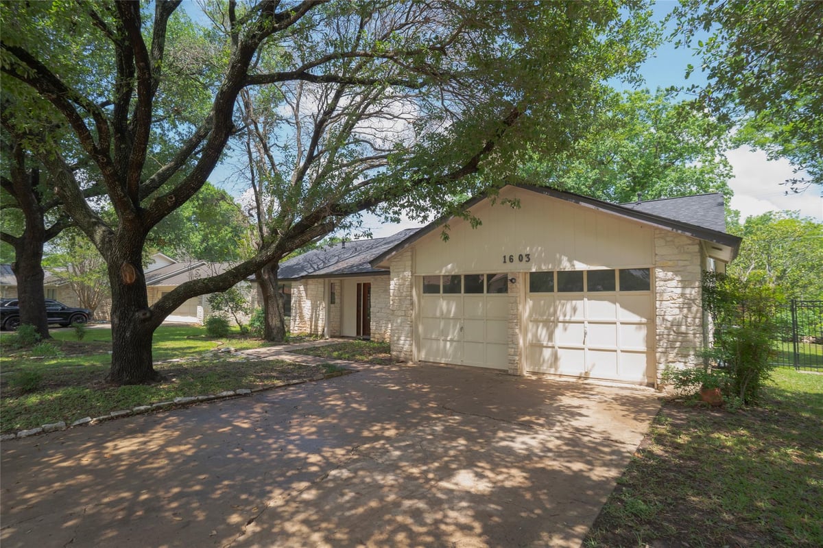 Kitchen at 1603 W Creek Loop - 3 bed 2 bath home