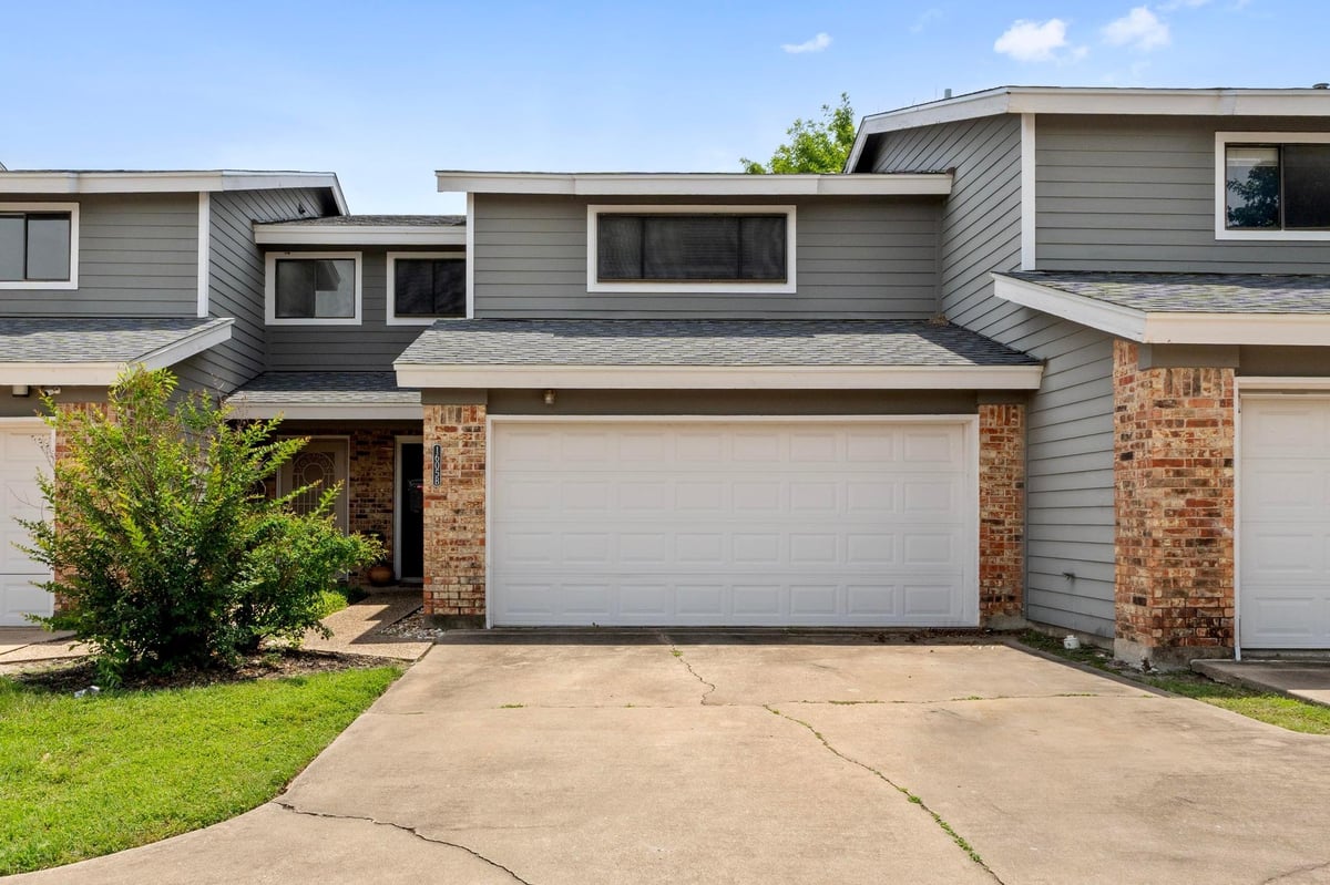1605 Coronado Hills Dr Unit #B - front exterior - Luxury home in Villas Coronado Hills - Rev 1995, Austin, TX