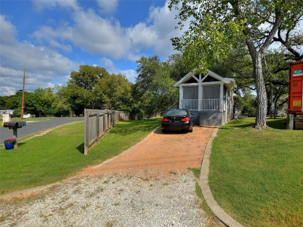 Living area at 1605 Lancer Ln - Austin Lake Hills Sec 01, Austin, TX