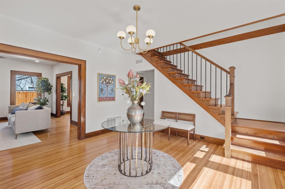 1605 S Austin Ave - front exterior - Luxury home in Logan Add, Georgetown, TX