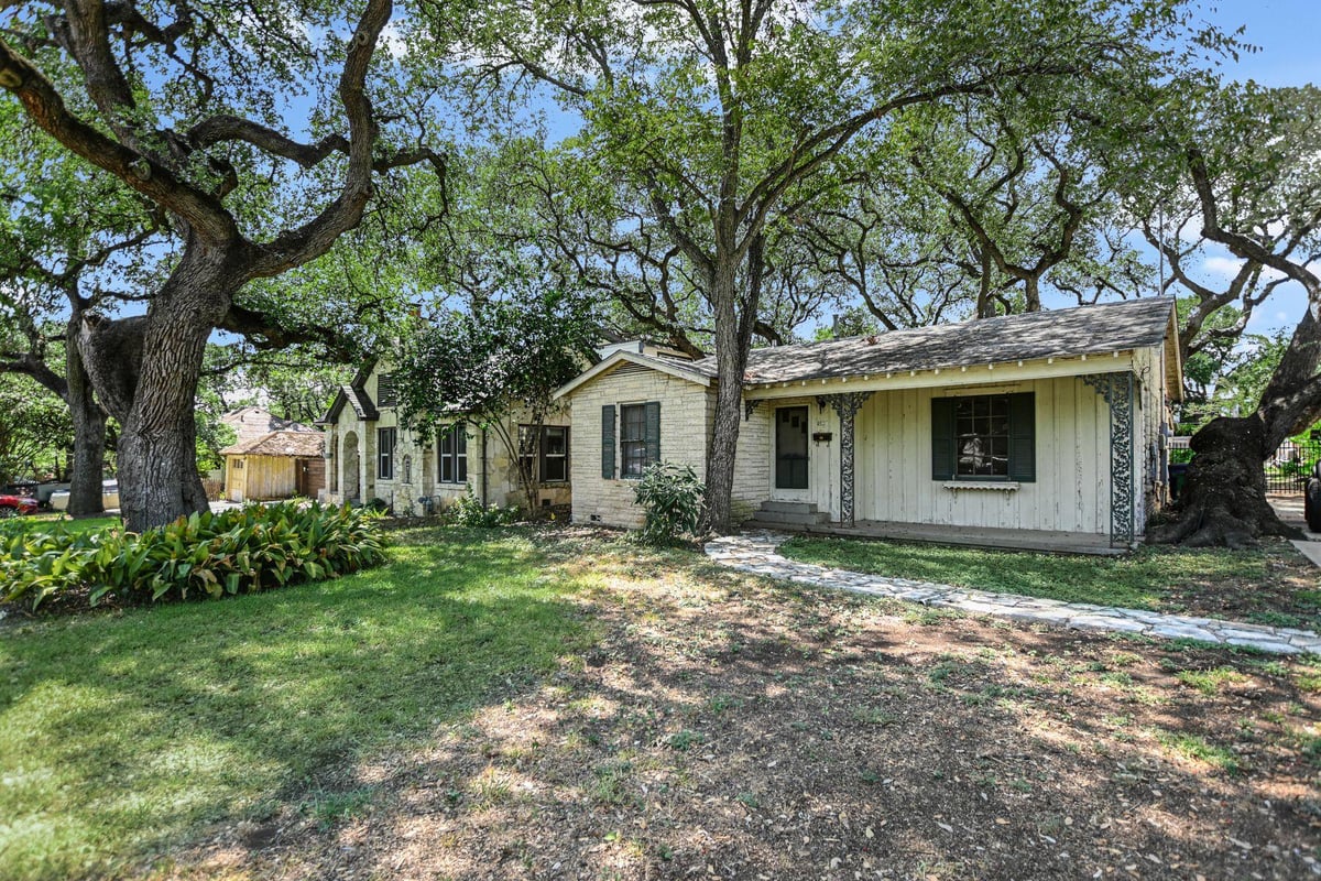 View 1607 Linscomb Ave in Barton Heights 1607 Linscomb Ave - front exterior - Luxury lot in Barton Heights, Austin, TX