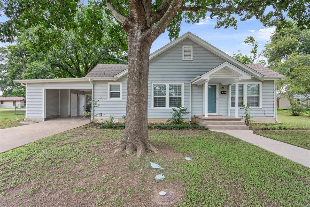 View 1607 N Harding Ave in Country Club 1607 N Harding Ave - front exterior - Luxury home in Country Club, Cameron, TX