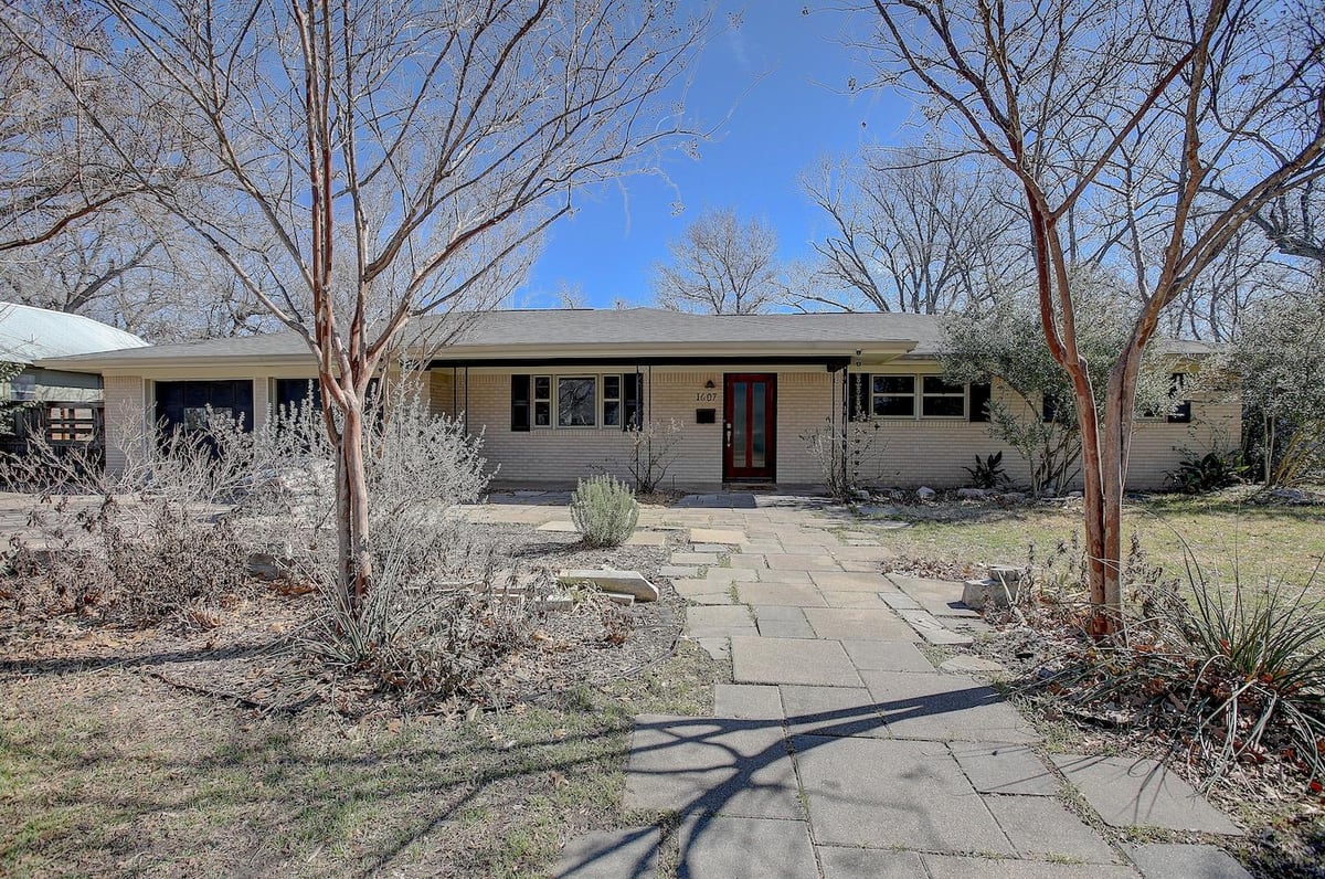Living area at 1607 S Elm St - 4 bed 3 bath home