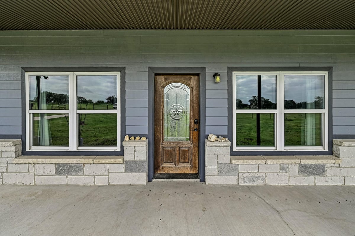 Living area at 1608 County Road 204 - 3 bed 2 bath home